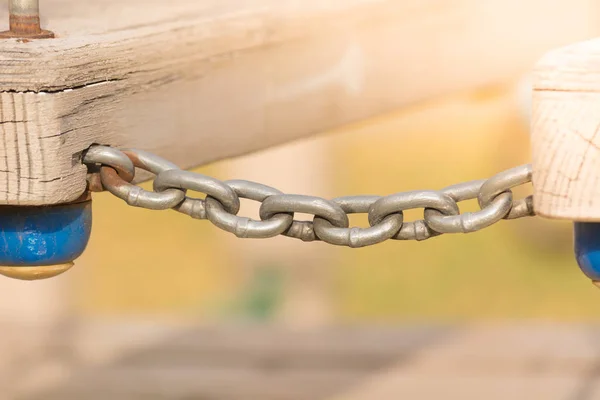 Catena di ferro che collega gradini in legno nel parco giochi . — Foto Stock