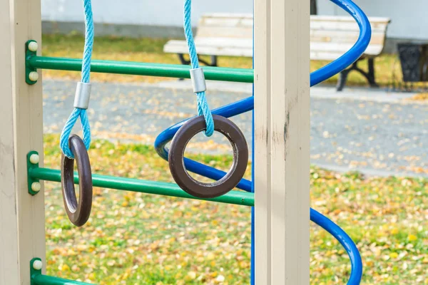 Sportringar för att spela på lekplatsen. — Stockfoto