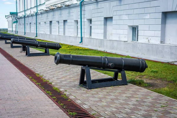 Black medieval cannon defends the city — Stock Photo, Image