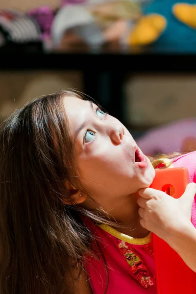 Un enfant effrayé levant les yeux la bouche ouverte — Photo