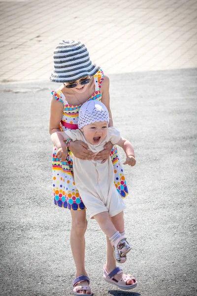 川の桟橋を歩く二人の美しい姉妹 — ストック写真