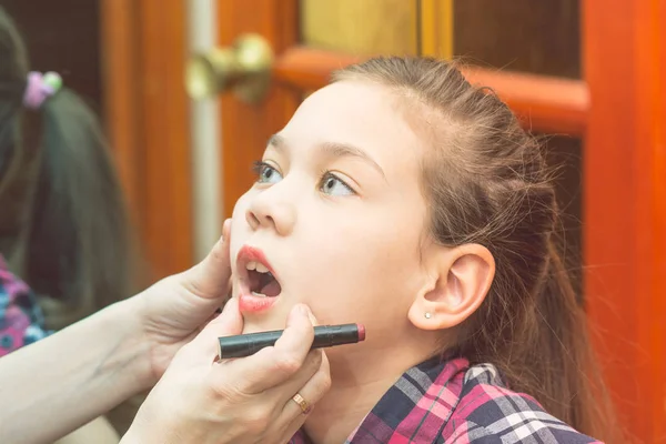 Mama Lippenstift für das Fotoshooting zu Hause — Stockfoto