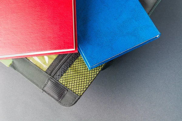 Kırmızı ve mavi kitap bir dizüstü bilgisayar çantası yatıyor — Stok fotoğraf