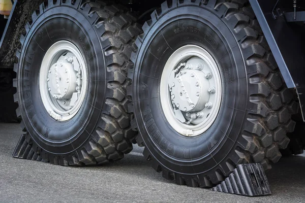 SURGUT, RÚSSIA - SETEMBRO 2, 2018: Grandes rodas poderosas do caminhão . — Fotografia de Stock