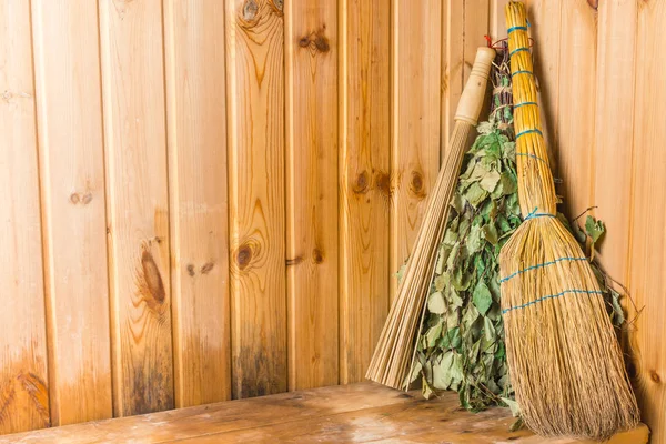 Tres escobas diferentes están en un banco en la sauna — Foto de Stock