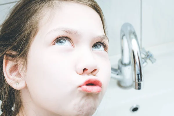 The child rinse mouth with water after brushing your teeth — Stock Photo, Image