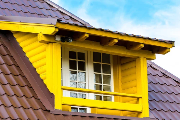 屋顶上的木制阳台 — 图库照片