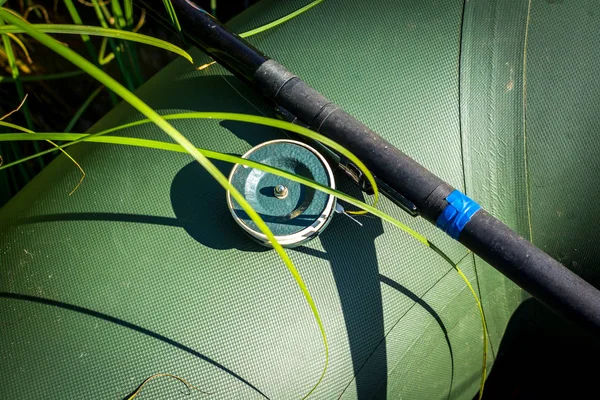 Green Fishing Rod Broken Reel Boat — Stock Photo, Image