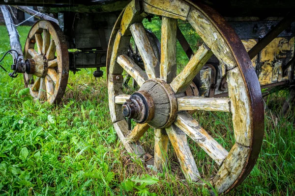 Eski ahşap sepeti tekerlek.