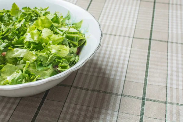 Ensalada verde fresca de tomate y pepino en plato en la mesa de la cocina . — Foto de Stock