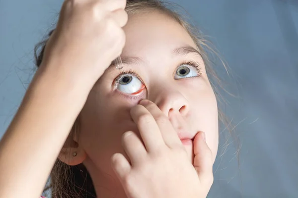 Schöne Baby tropft Augentropfen in die Augen — Stockfoto