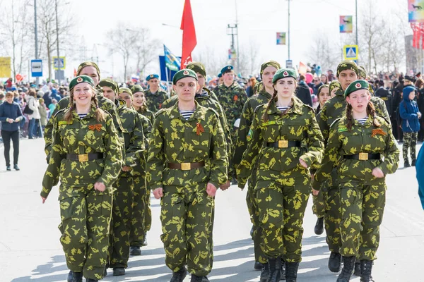 スルグト、ロシア - 5月 9, 2018: 美しい軍の女の子が街の通りを行進.ホリデー勝利の日 5月9日. — ストック写真