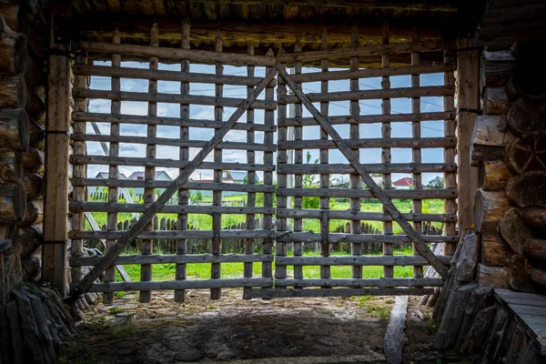 Красиві дерев'яні ворота до старого села — стокове фото