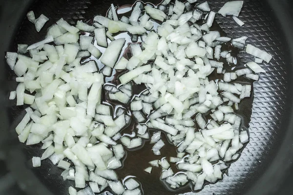 In Scheiben geschnittene Zwiebel gebraten in Multi-Herd-Schüssel zum Kochen. — Stockfoto