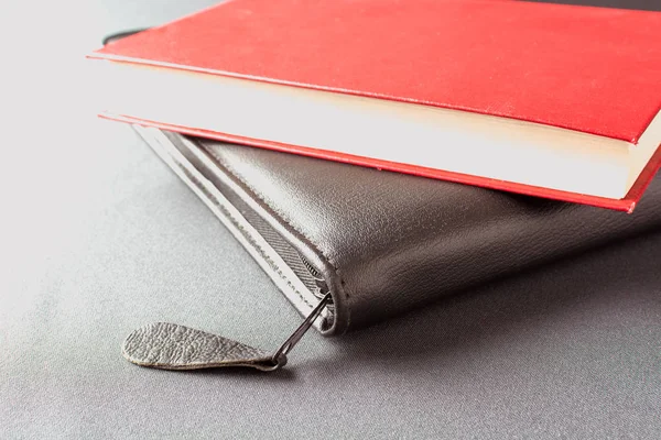 Livro vermelho está em uma pasta de couro preto — Fotografia de Stock