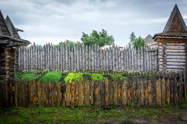 Middeleeuwse houten hek gemaakt van palissade — Stockfoto