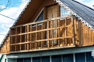 Çatıdaki ahşap balkon..