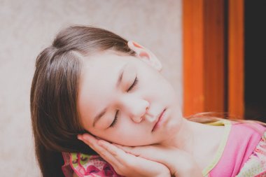 Kollarında uyuyan güzel kız