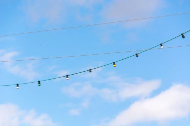 Gökyüzünde renkli fenerler ile Çelenk.