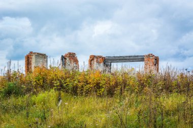 Kırmızı tuğla binanın antik kalıntıları.