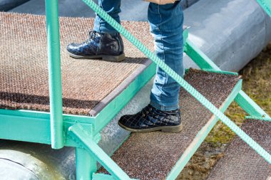 Çocuk ayakkabılarla merdivenlerden yukarı.