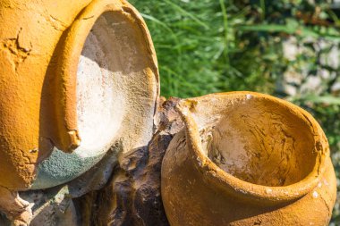 İki kil tencere çim üzerinde birbirleri ile standı