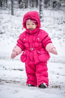 Surgut,Hmao/Rusya, Park Sedir kütüğü - Ekim,2017.29.10 - Kış ormanlarında yürüyen çocuk