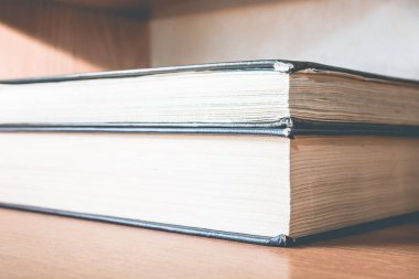 Eğitim için eski okul kitapları masada.