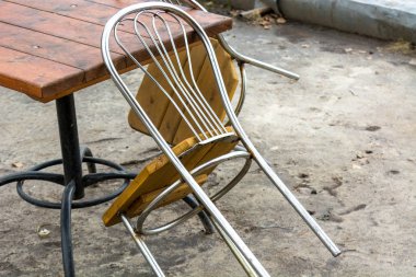 Masa ve iki sandalye.