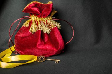 Sarı kurdele üzerinde anahtar ile büyük kırmızı kese