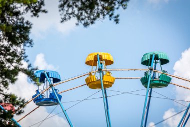 Çocuk atlıkarınca dönme dolap.