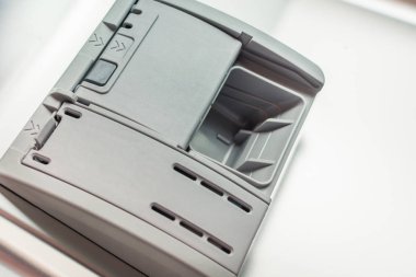 Bulaşık makinesinde toz tabletler için açık toz tepsi