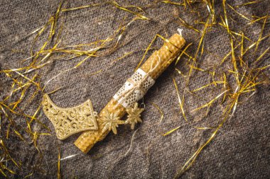 Yeni yıl için güzel bir mum halat ile bağlı.