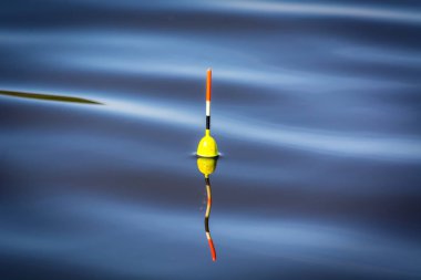 Güzel balıkçılık şamandıra gölde ve balık ısırık bekliyor.