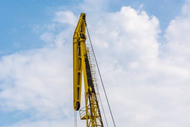 Gemilere yük kaldırma için demir vinç.