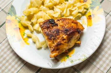 Plaka üzerinde haşlanmış makarna ile sıcak kızarmış tavuk göğsü fileto.