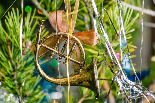 Yeni Yıl Oyuncak Müzikal Trompet Bir Ağaç Dalı Asılı — Stok fotoğraf