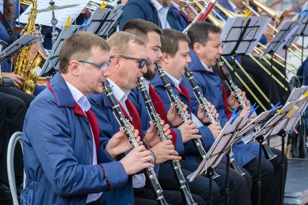 SURGUT, RUSIA - 2 DE SEPTIEMBRE DE 2018: Orquesta sinfónica de hombres tocando pipa. Día de vacaciones de los trabajadores de la industria del petróleo y el gas . — Foto de Stock