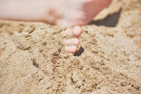 Stuck Baby Fötter Sand Sea Beach Solig Dag — Stockfoto