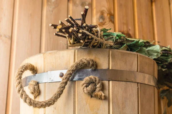 Miotu brzozy na drewnianej wiadrze w wannie — Zdjęcie stockowe