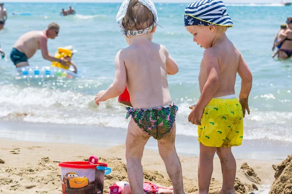 Seite, Truthahn - 31. Mai 2018: Kleine Kinder spielen mit Spielzeug im Sand am Meer. — Stockfoto