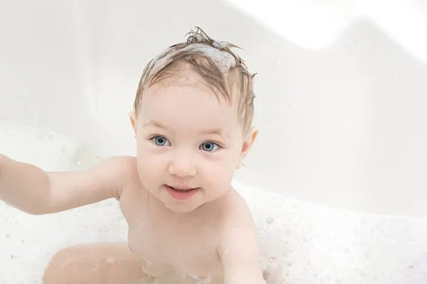 Happy baby girl bathing in bath — Stock Photo, Image