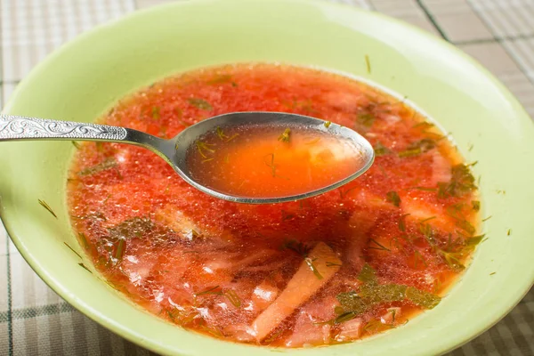 Zuppa di carne borsch con cucchiaio sul tavolo della cucina . — Foto Stock