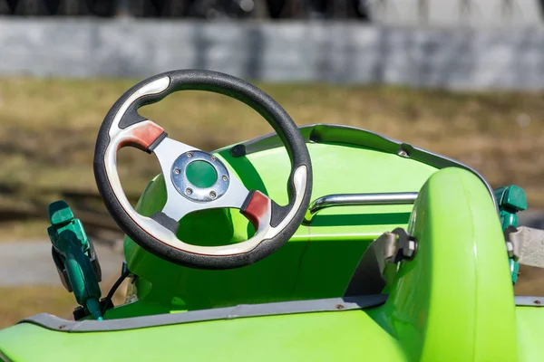 Volante Auto Giocattolo Bambini Nel Parco — Foto Stock