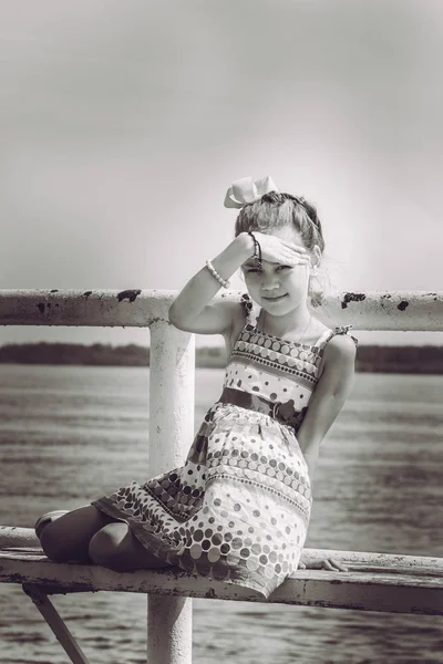桟橋のベンチに座っている美しい子供 — ストック写真