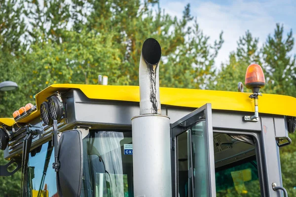 Surgut, Rusko-2. září 2018: kabina s výfukovým potrubím nového traktoru. — Stock fotografie