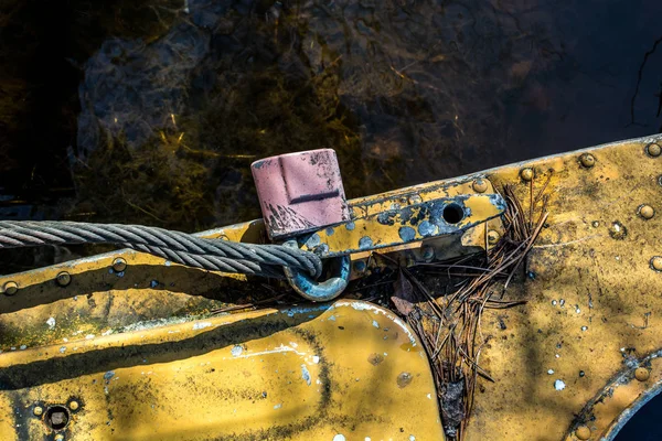 Člun Přivázaný Lano Zavřené Zámku — Stock fotografie