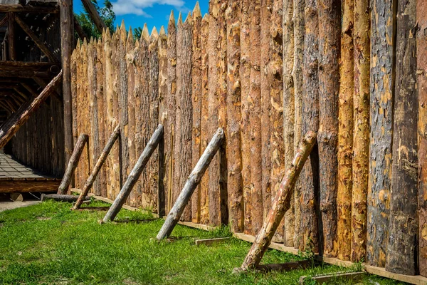 Középkori fából készült kerítés palisádból — Stock Fotó