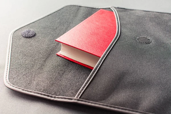 Красная книга в черном ящике с ноутбука — стоковое фото