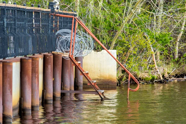 Oude pier met toegang tot het water — Stockfoto